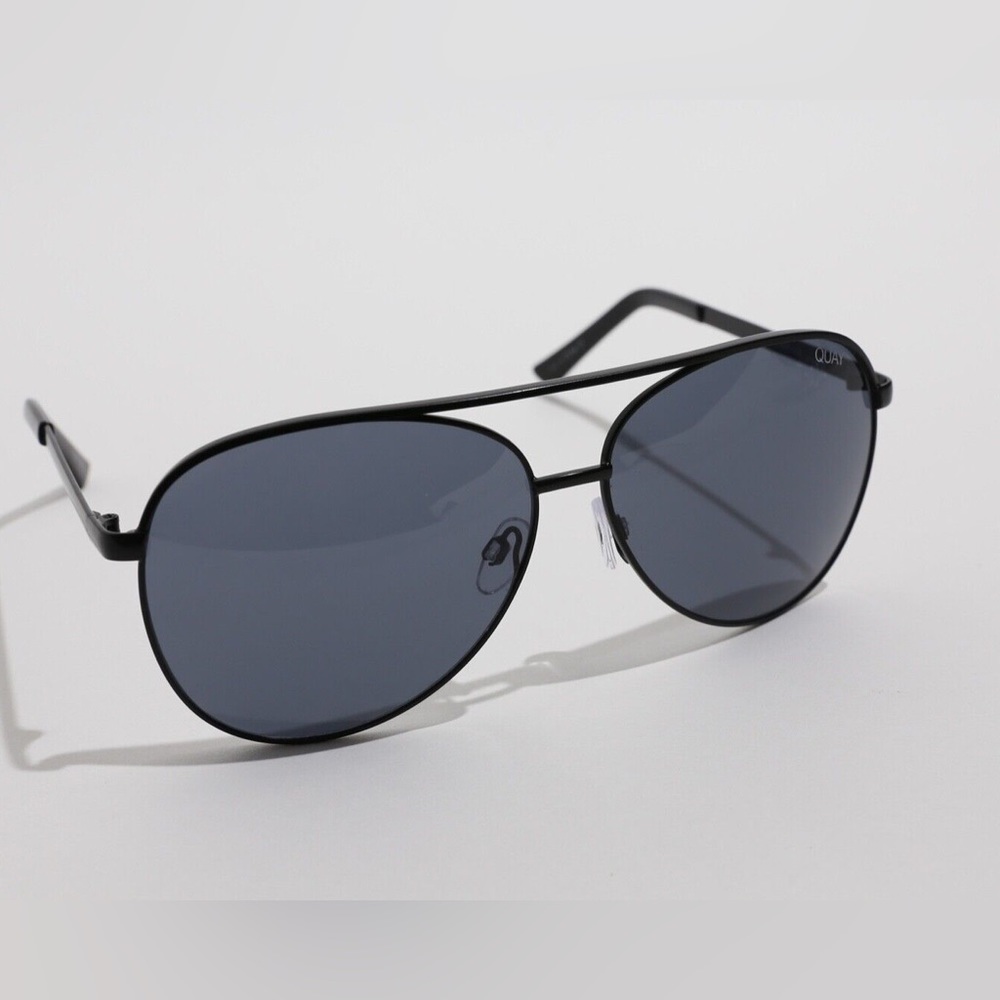 Quay Australia || Vivienne 126 Black Smoke Lens Aviator Sunglasses